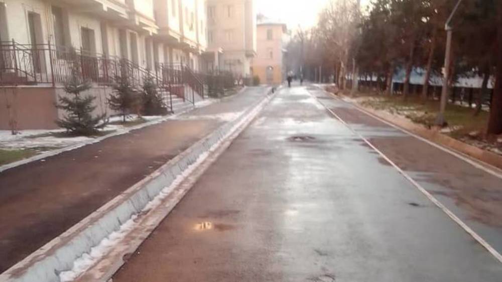 «Тазалык» очистил тротуар на Айтматова от гололеда. Фото