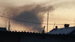 Черный дым с территории завода «Фрунзе». Фото горожанина