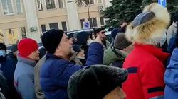 В Бишкеке проходит митинг против сноса гаражных кооперативов. Видео