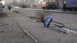 В Кок-Жаре дорожный знак лежит на земле. Фото