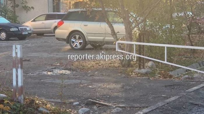 Демонтаж ограждения парковки в 10 мкр будет рассмотрен на следующей ...