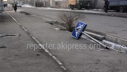 «Бишкекасфальтсервис» отремонтировал упавший знак в Кок-Жаре. Фото