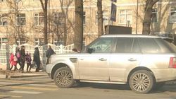Range Rover припаркован на «зебре» возле школы №70. Фото