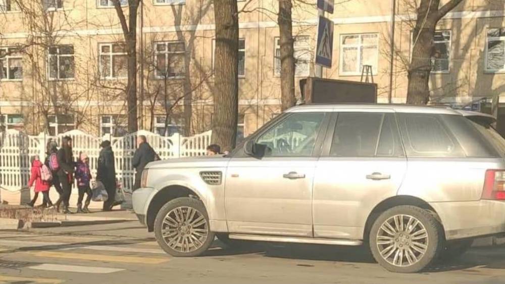 Range Rover припаркован на «зебре» возле школы №70. Фото