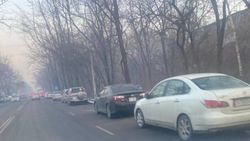 Дорога по Донецкой стала однополосной из-за припаркованных авто. Фото