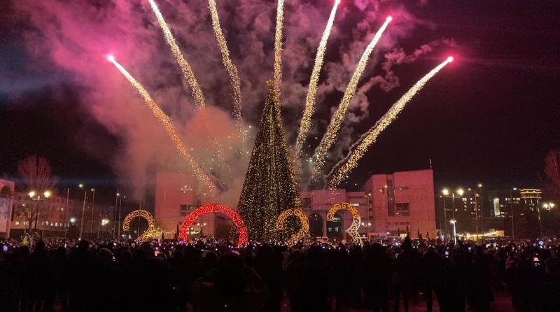 Main New Year tree lit up on Ala-Too square - Vimarsana News