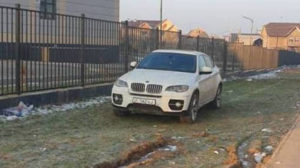 Возле Кыргызско-Азербайджанской школы БМВ припарковали на газоне. Фото