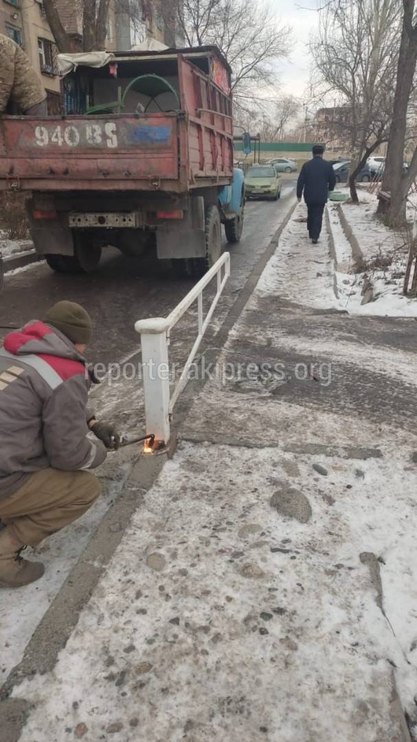 Ограждение парковки в 10 мкр демонтировали. Фото мэрии