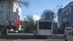 На Киевской троллейбус повернул со второго ряда. Фото