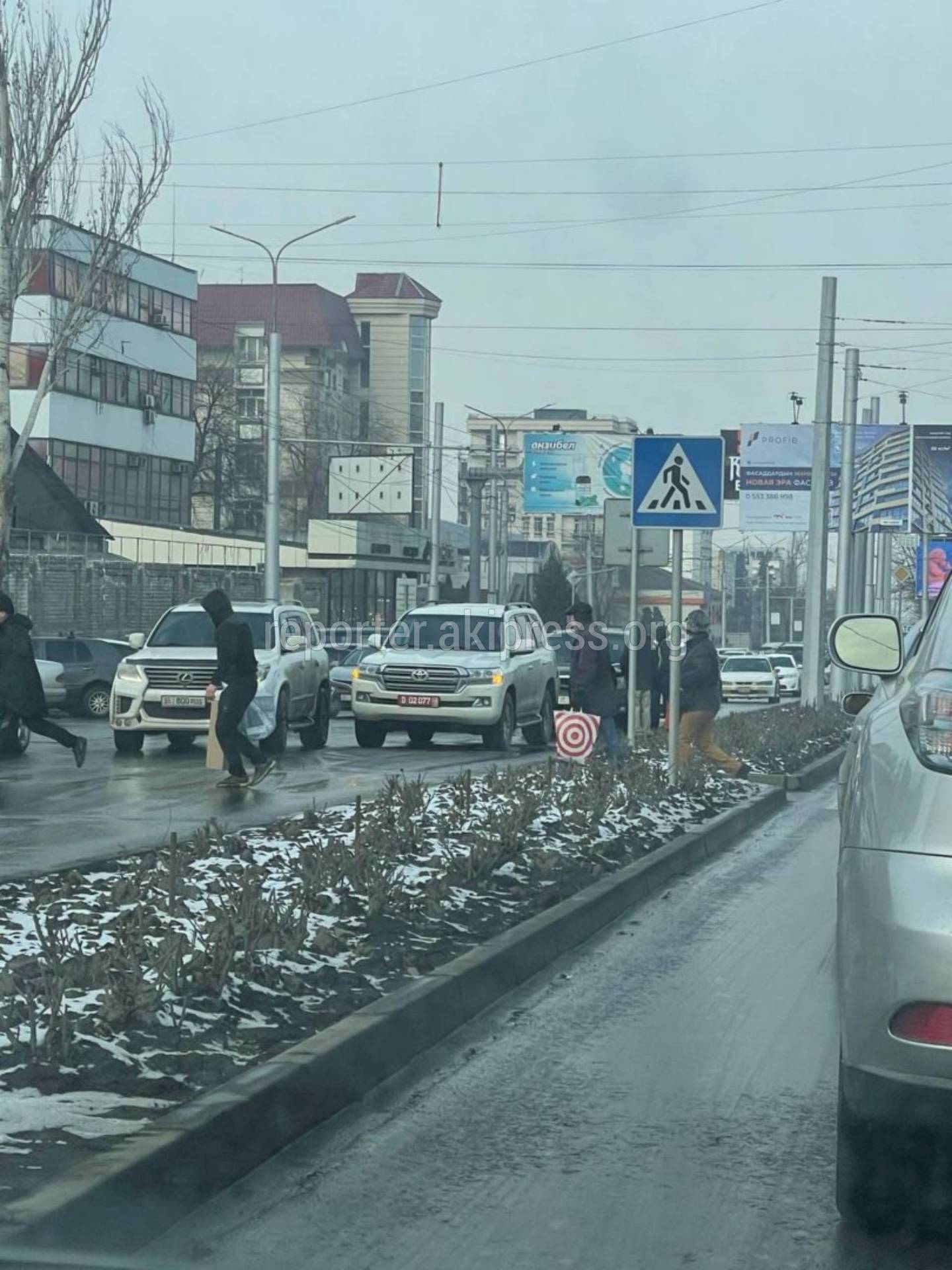 Машина посольства попала в ДТП. Видео очевидца