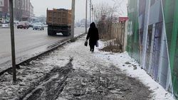 Горожанин просит отремонтировать тротуар по Ахунбаева. Фото