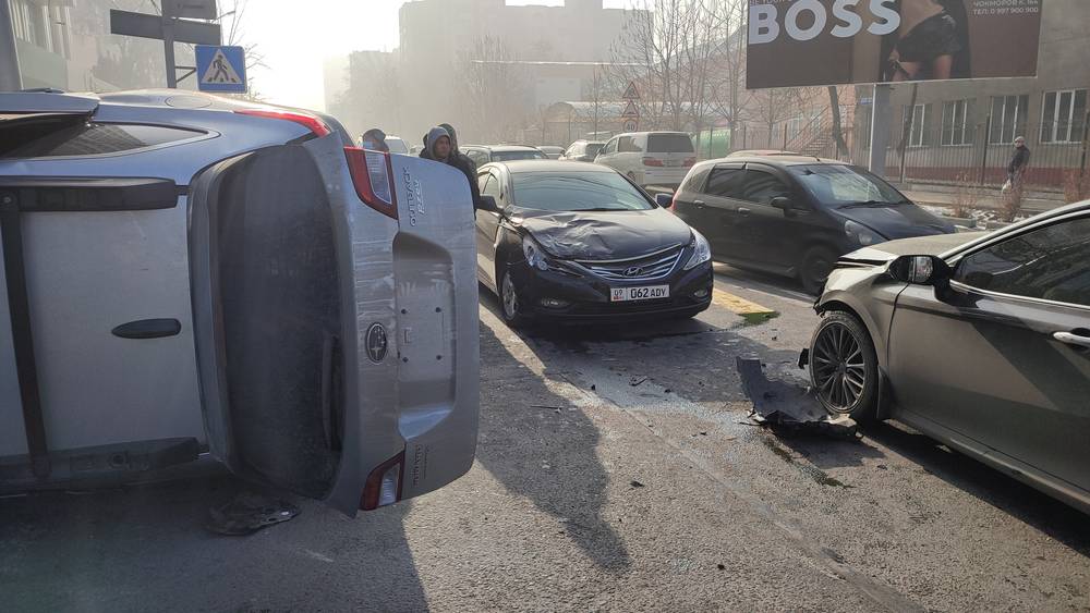 В центре Бишкека в ДТП попали три автомашины, одна перевернулась. Видео