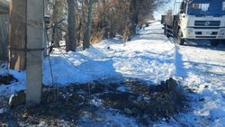В Тюпском районе новый столб может упасть из-за плохо утрамбованного грунта. Фото жителя