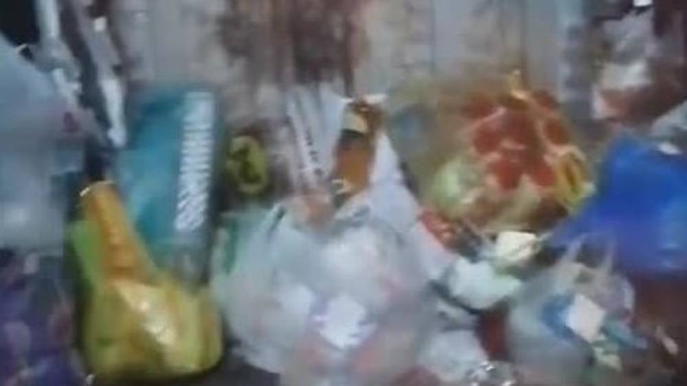 Почему в мкр Тунгуч не убирают мусор? Видео горожанина