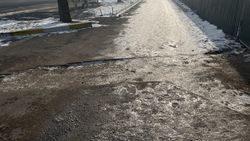 На Айтматова стройкомпания раскопала тротуар и не восстановила. Фото