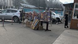 Возле ТЦ «Ала-Арча» продают фейерверки. Законно ли? Фото Айсулуу