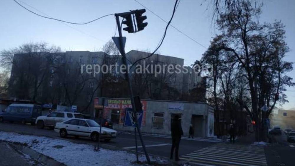 Свердловский акимиат направил бригаду для ремонта аварийного светофора на Лермонтова, - мэрия