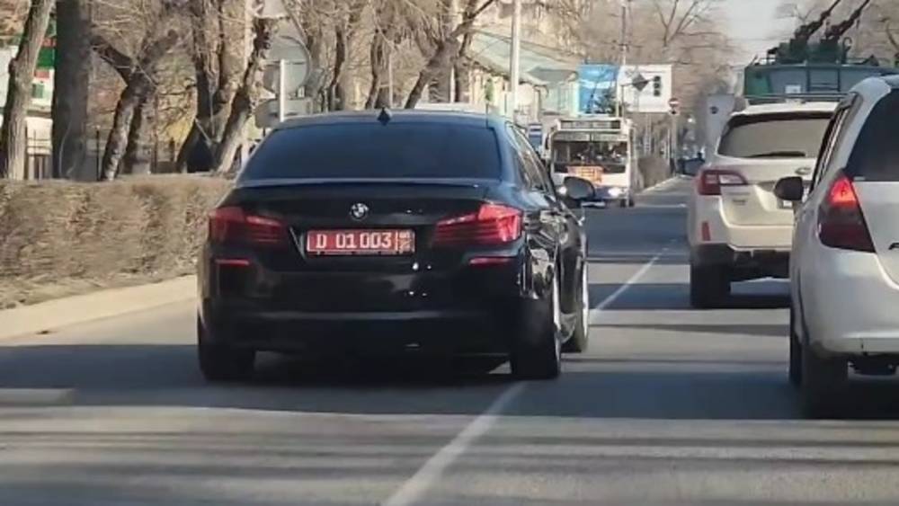 BMW c дипномерами нагло едет по встречке и заезжает в Посольство Турции. Видео