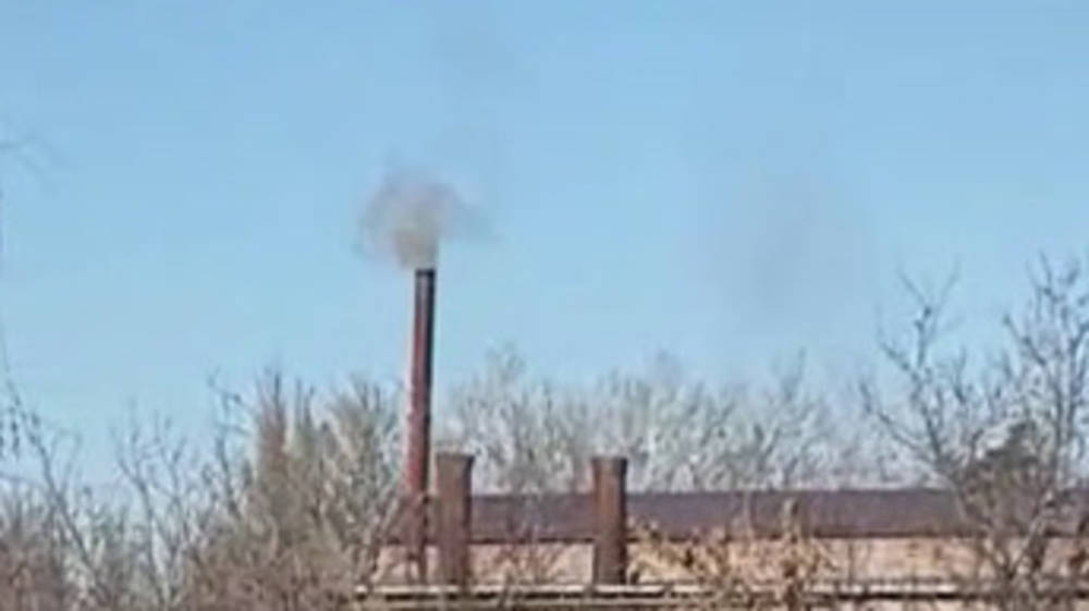 Житель Алтын-Ордо жалуется на черный дым из трубы. Видео