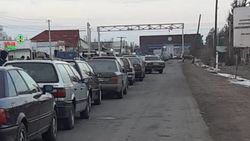 Читатель сообщает об огромной очереди из машин на границе с Казахстаном. Фото