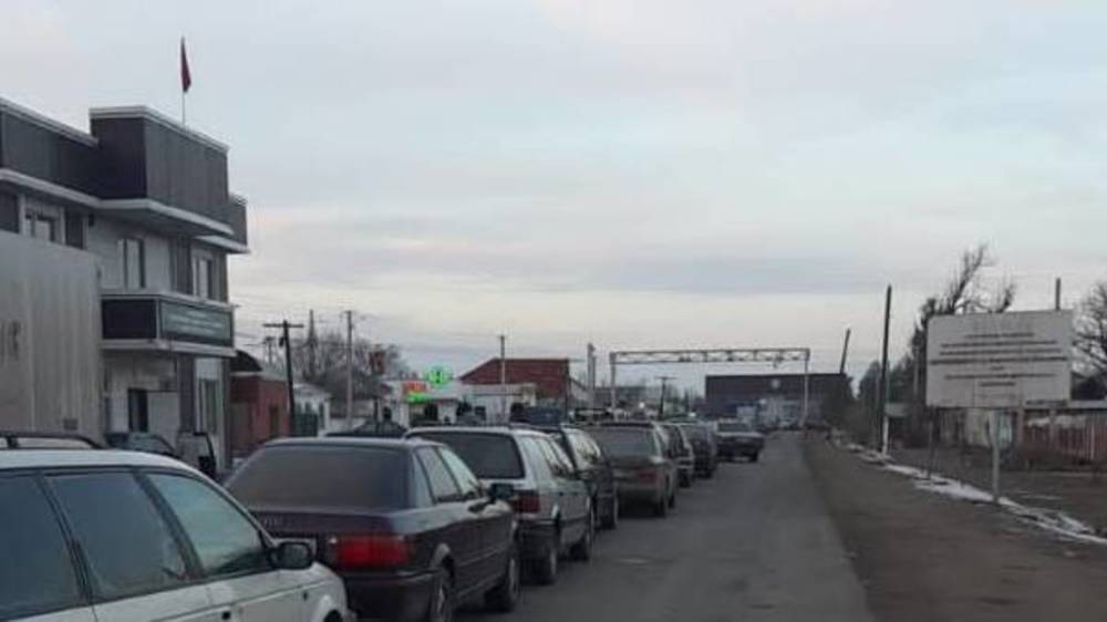 Читатель сообщает об огромной очереди из машин на границе с Казахстаном. Фото