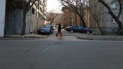 На Элебаева закрыли проезд во двор. Законно ли? Фото горожанина