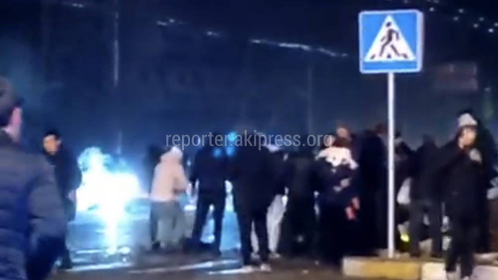 В новогоднюю ночь в Бишкеке произошло страшное ДТП. Видео