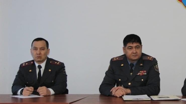 Слева направо: Эрк Тажиев и глава УВД Нарынской области Канат Джумагазиев