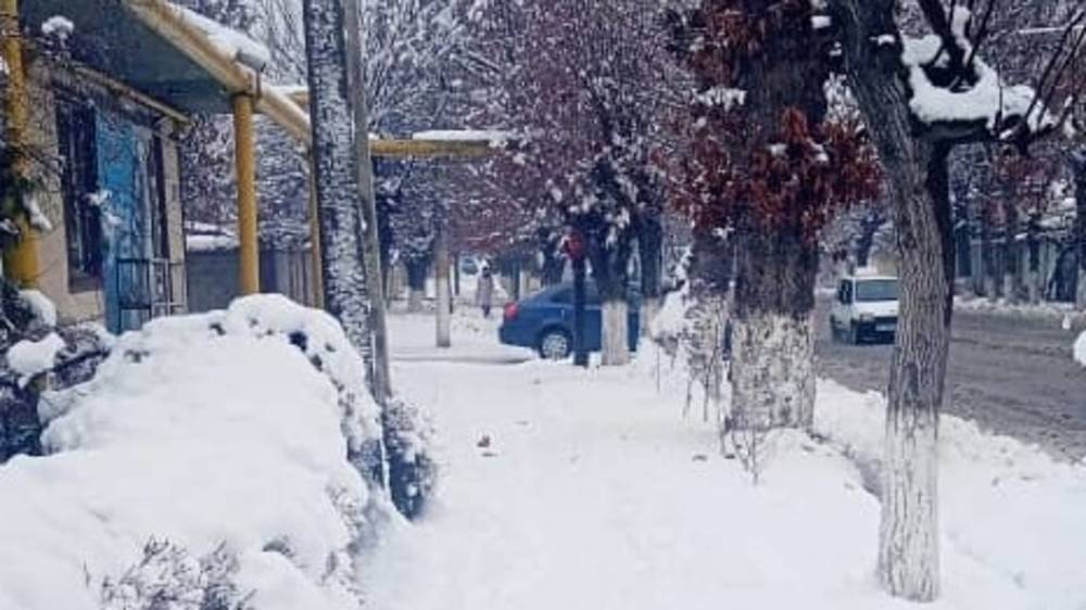 Почему в Оше не убирают снег с дорог и тротуаров? Фото жителя