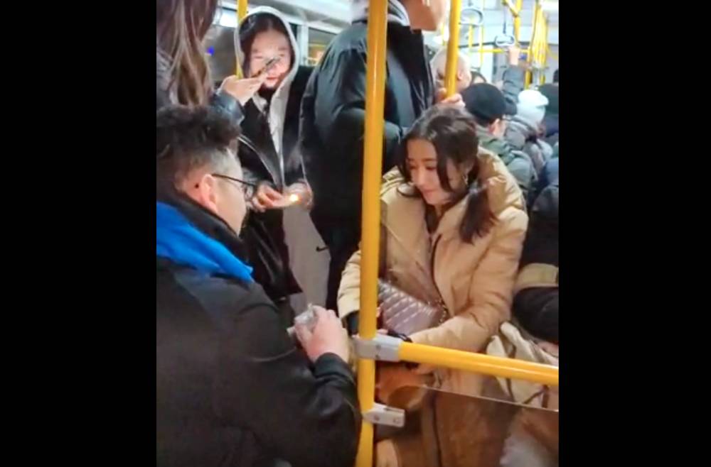 Парень сделал предложение своей девушке в троллейбусе №11. Видео