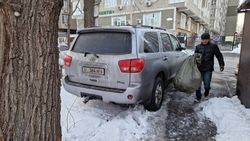 Водитель припарковал «Тойоту Секвойю», частично перекрыв тротуар