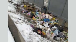 Горожане бросают мусор на остановке на Чортекова, - «Тазалык»