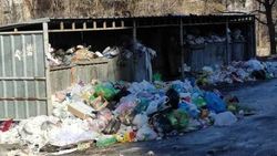 Скопившийся мусор на улице Суванбердиева
