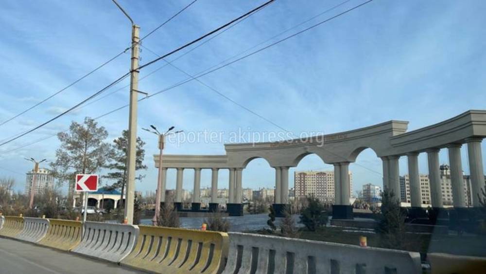Горожанин жалуется на качество укладки брусчатки в парке Дружбы Кыргызстана и Азербайджана