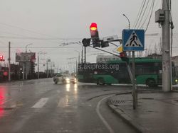 На перекрестке Ахунбаева-Тыналиева накренился светофор, - бишкекчанин