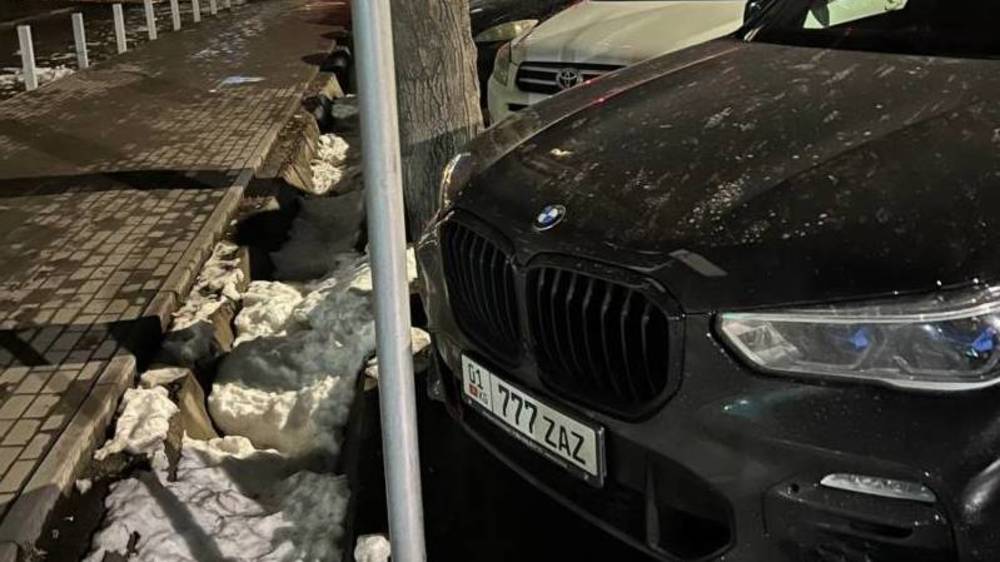BMW X5 стоит под знаком «Парковка для инвалидов». Фото