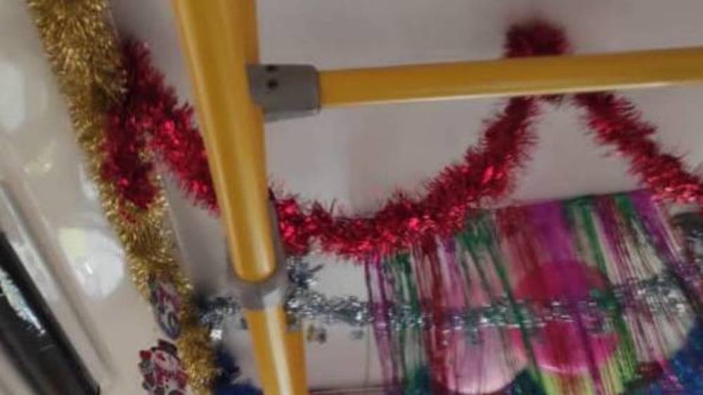 Водитель троллейбуса №6 красиво украсил салон к Новому году. Фото горожанина
