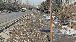 На Садырбаева вместо тротуара грязь. Фото Галии