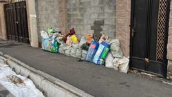 На Турусбекова мешки с мусором 15 дней стоят на тротуаре. Фото