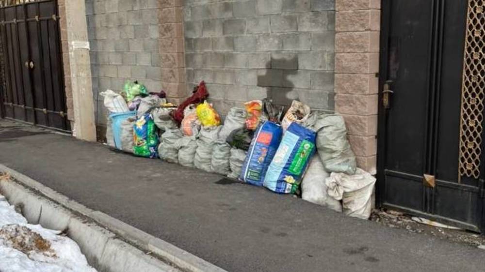 На Турусбекова мешки с мусором 15 дней стоят на тротуаре. Фото