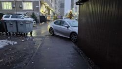 На Коенкозова машины паркуются на тротуаре. Фото