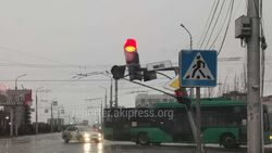 На перекрестке Ахунбаева-Тыналиева накренился светофор. Ответ «Бишкекасфальтсервис»