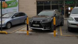Lexus припарковали на «зебре» у входа в «Глобус». Фото