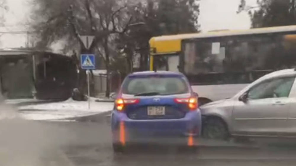 На одном из самых безопасных перекрестков Бишкека столкнулись две машины. Видео