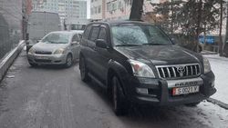 Автозак не может заехать в Первомайский суд из-за припаркованной «Тойоты». Фото горожанина