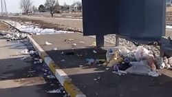 Остановка на новой дороге по Южной магистрали завалена мусором. Видео