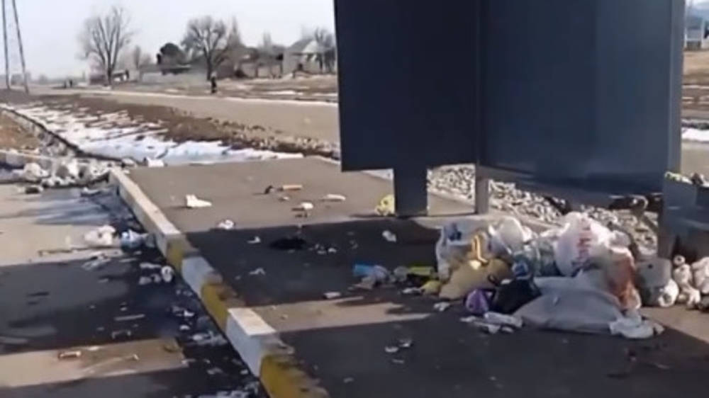 Остановка на новой дороге по Южной магистрали завалена мусором. Видео
