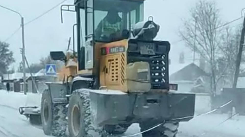 Как в Московском районе чистят дорогу от снега. Видео