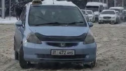 На Ахунбаева машины заносят из-за снежной каши. Видео