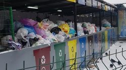 Пункт сортировки мусора закидали пакетами с мусором. Фото Айперим